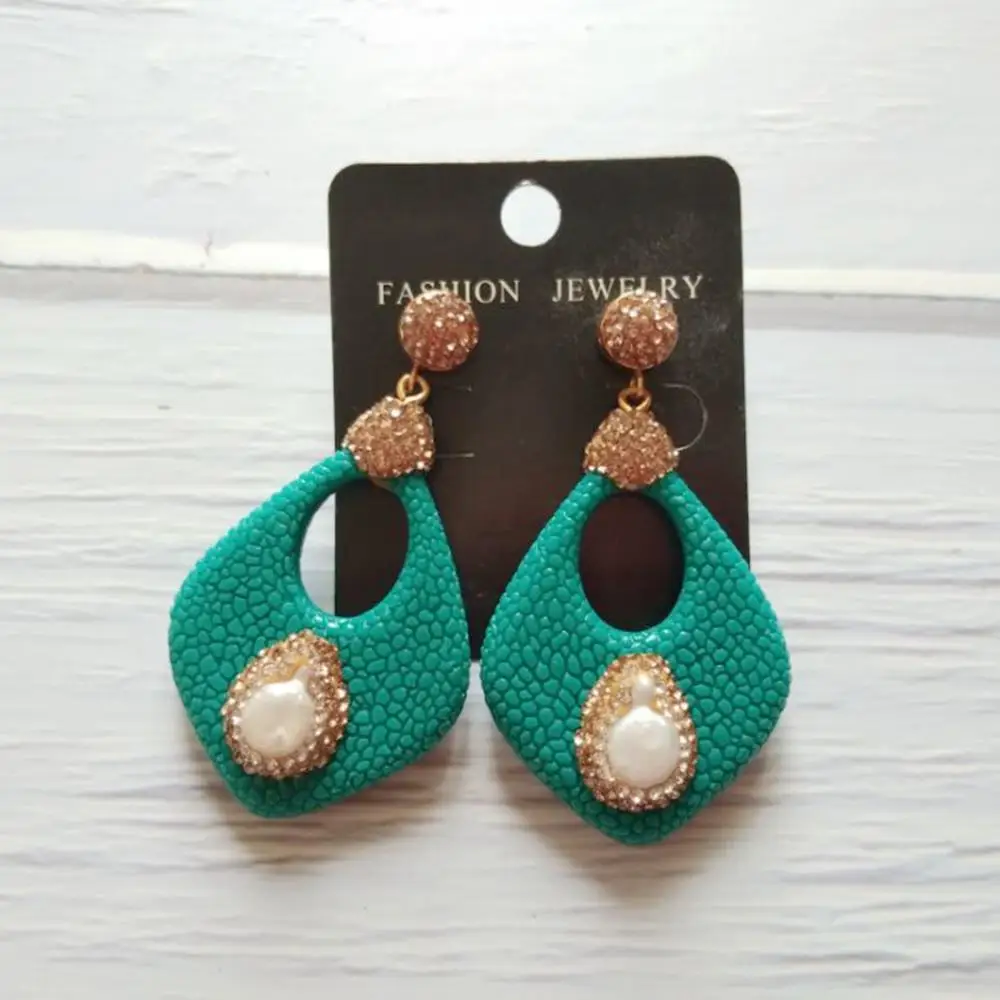 

Elegant Fresh Style Green Geometric Leather Dangle Earrings with Gold Rhinestone Fashion Women Pearl Earring Jewerly Pendientes