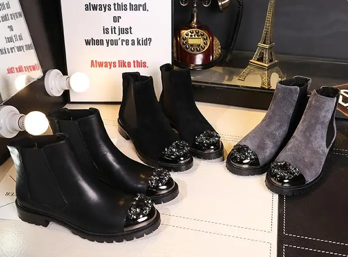 

Crystal Embellished Metal Round Toe Women Ankle Boots Low Heel Shoes Chelsea Boots Luxury Brand Super Star Runway Bottes Femme