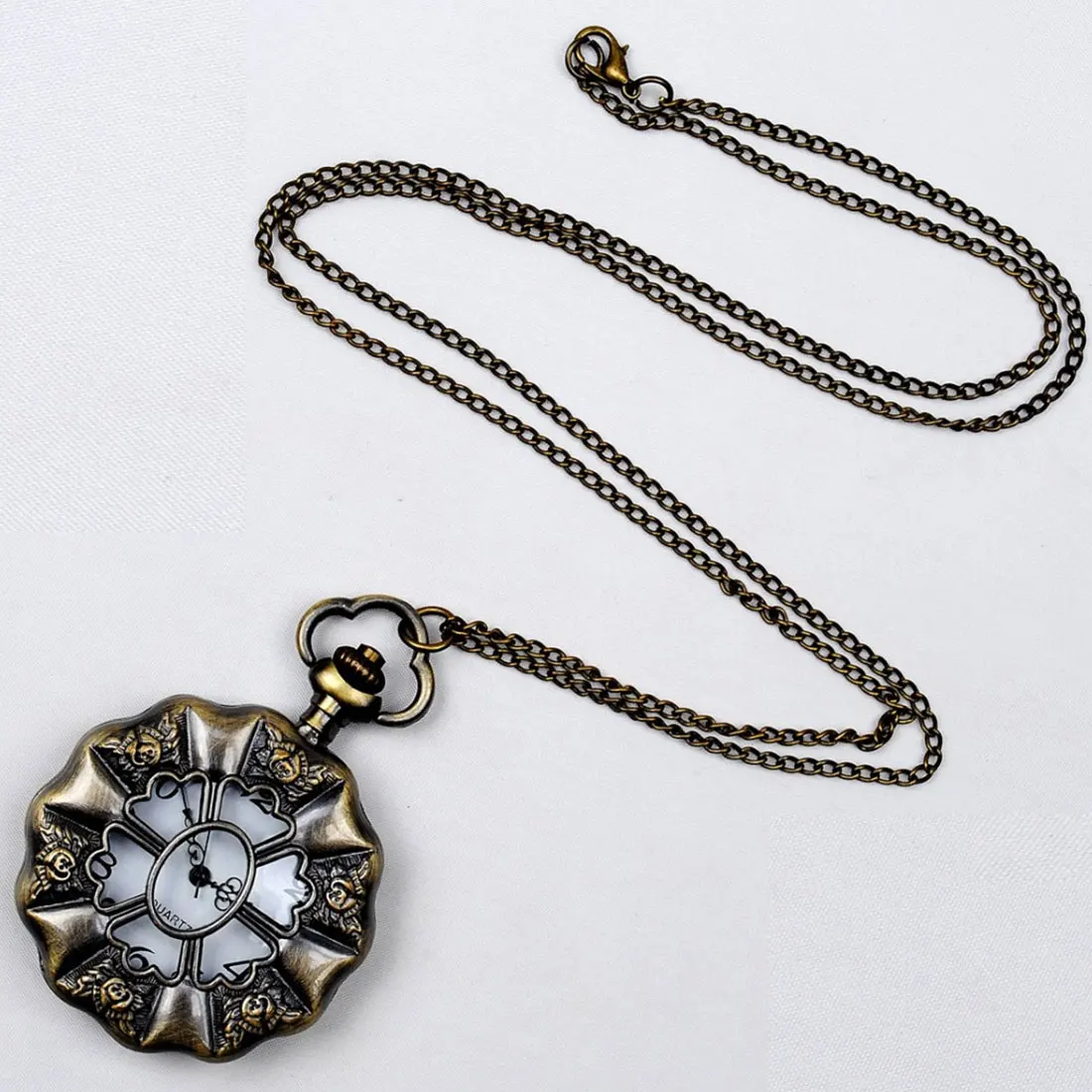 Retro Palace Wind Lotus Leaf White Face Pocket Watch Fashion Wild Antique Table Men And Women Casual Wild Chain Classic Table