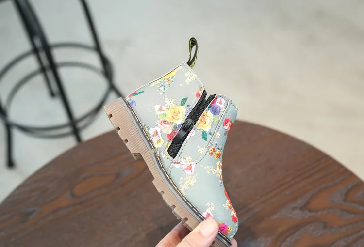 Удобная детская модная обувь с цветами для девочек; обувь на плоской подошве из искусственной кожи; детские ботинки «Челси» с принтом; детская обувь