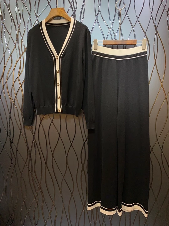

2019 Early Autumn New Woman Coloured V-collar Button Knitted Top + Trousers Knitted Suit 711