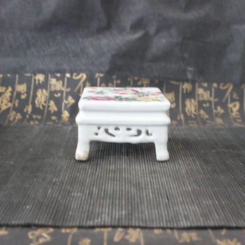 

Chinese pottery is decorated with flower pots and small tables.