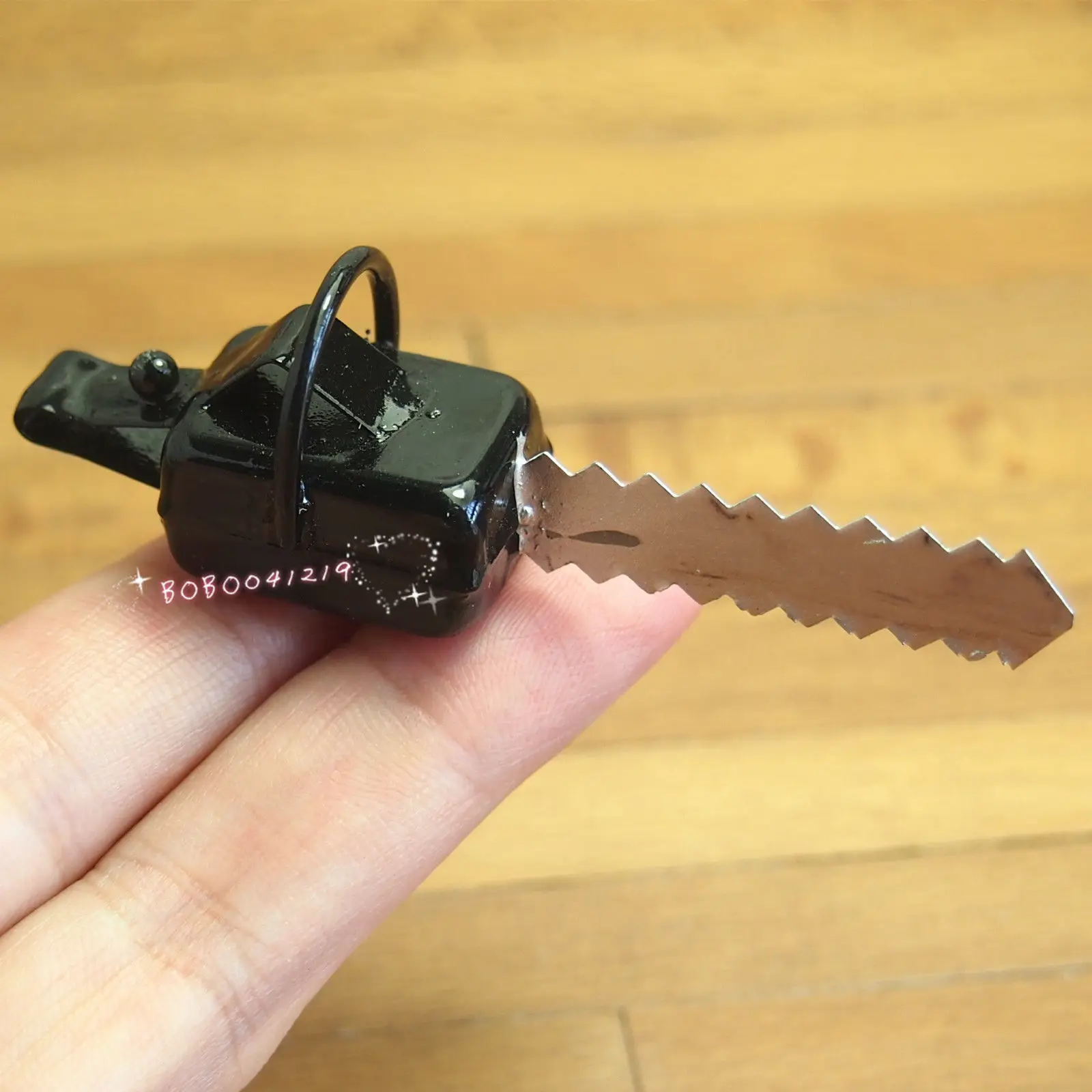 

Dollhouse Miniature 1:12 Toy A Metal Electric Saw Length 7cm SPO361