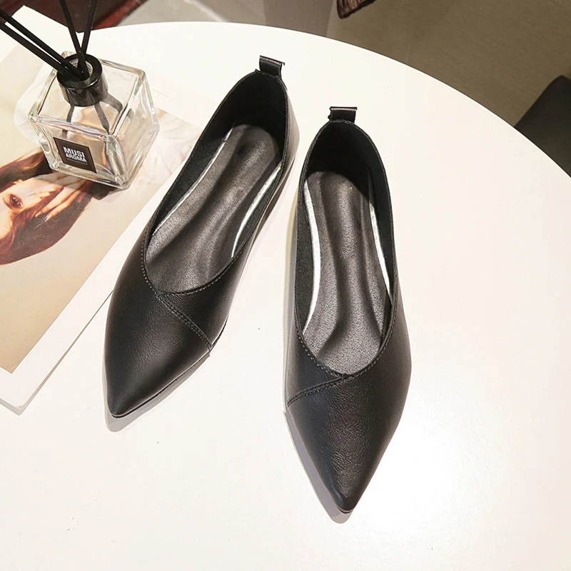 Весенние черные мягкие кожаные туфли женские больших размеров 40 балетки на плоской подошве с узким острым носком без застежки дамские Лоферы E531