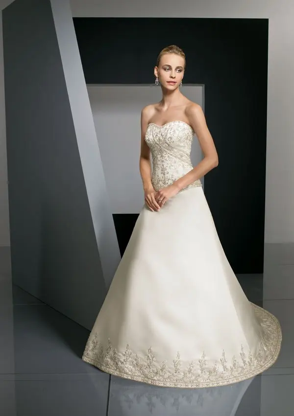 Великолепные линии возлюбленной декольте Свадебные платья атлас с вышивкой дизайнерские свадебные платья