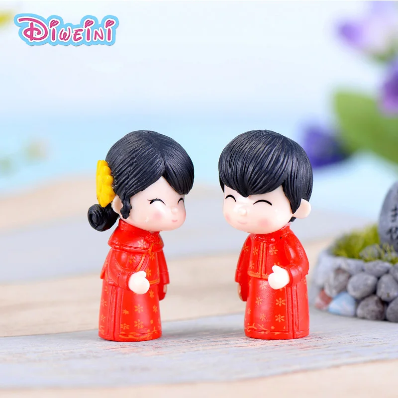 tiny bride and groom figurines