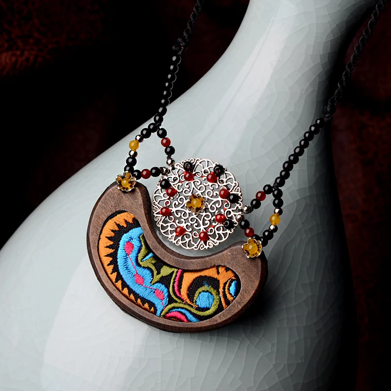 Goedkoop Etnische borduurwerk houten hanger ketting voor vrouwen koperlegering roudn carneool drop zwarte kralen touw chian nieuwe collectie sieraden