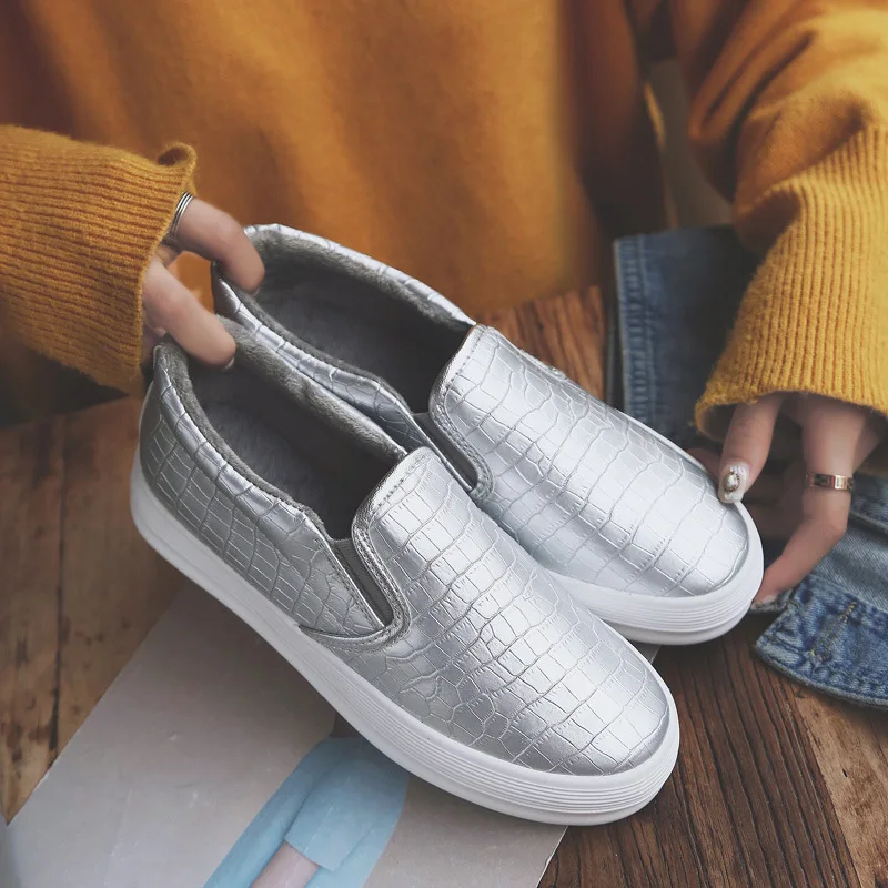 

Autumn and winter new Korean version plus velvet white shoes female one foot lazy shoes wo thick bottom shoes