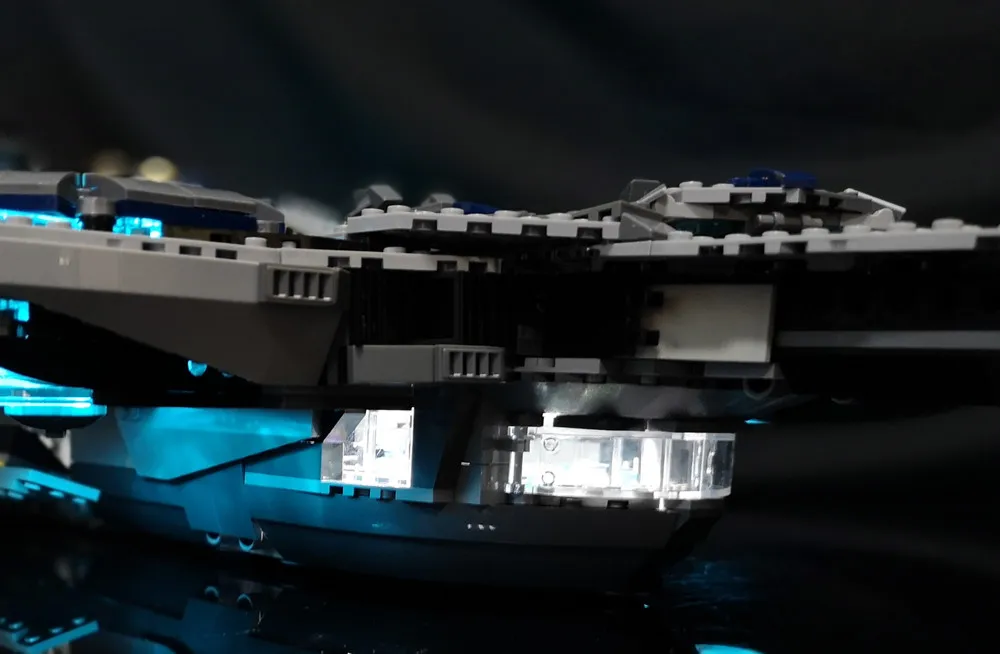 Дешево Светодиодный светильник (только светильник) для lego 76042 Marvel Super Heroes Shield Helicarrier совместим с 07043