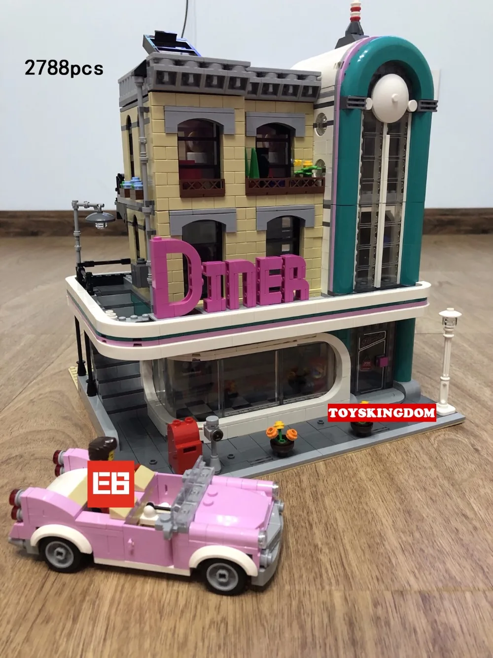 

Hot city street view downtown diner building block Waiter cook figures Cabriolet Vintage car bricks 10260 toys for kids gifts