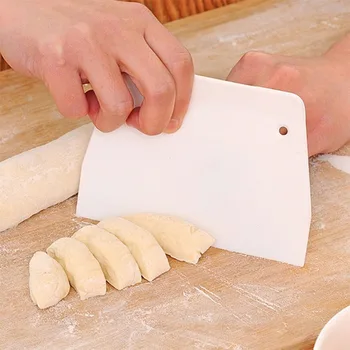

1pcs Pastry Cutters Plastic Cake Cream Spatula Dough Cutting Trapezoidal Shape Scraping Board Convinient Kitchen Accessories
