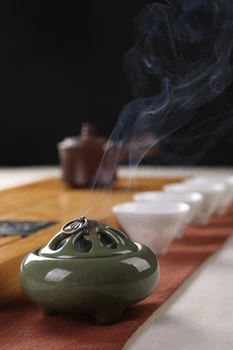

Eight three-legged furnace restoring ancient ways Small incense coil incense burner bedroom Aloes, there are ceramic smoked
