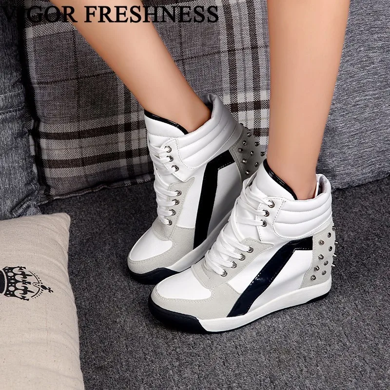 Goedkoop VIGOR VERSHEID Pompen Vrouwen Gevulkaniseerd Schoenen Platform Sneakers Vrouw Schoenen Hoge Verborgen Hakken Sneakers Hoogte Toename Schoenen WY45