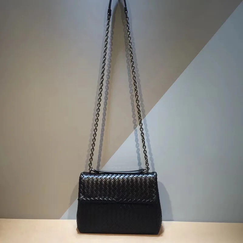 Woman Iron chain The single shoulder bag Internal and external dermis factory outlet Hand knit Woven bag