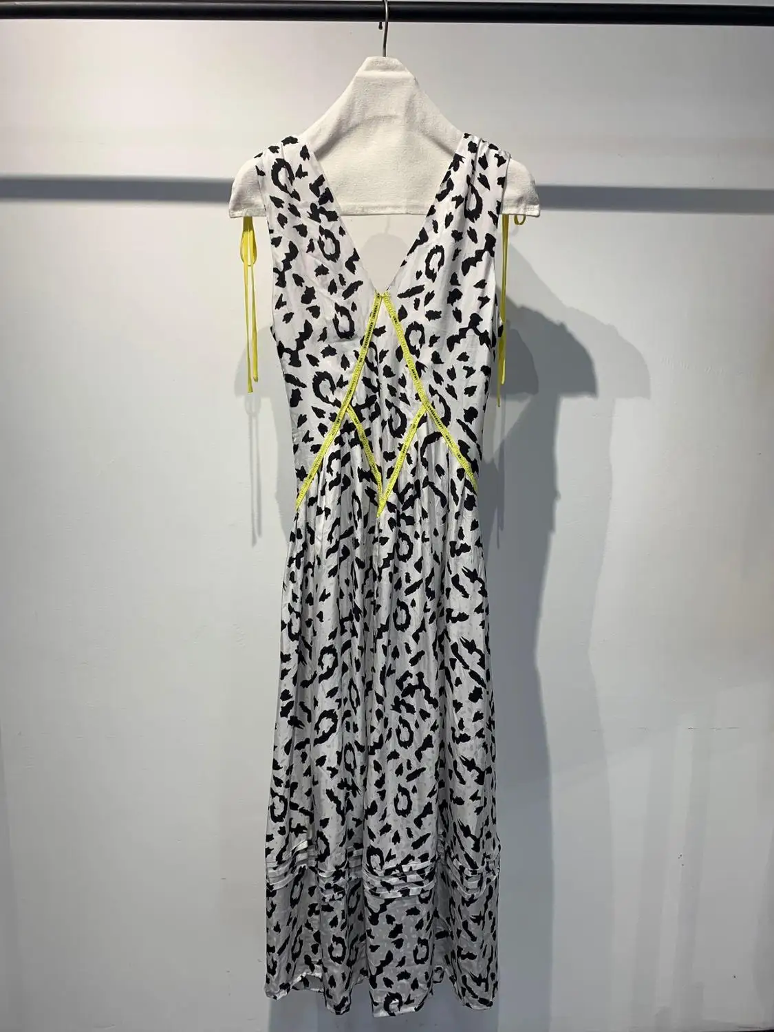 

2019 new ladies fashion sleeveless V-neck bow print dress 0712
