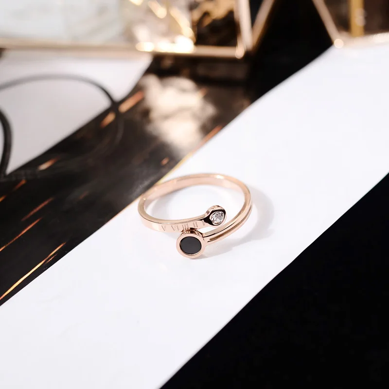 CaratLane 18K Yellow Gold and Black Onyx Ring : : Fashion