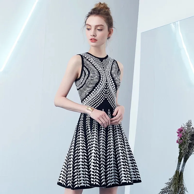 Europe and the United States high end women's jacquard printing black and white geometric pattern fluffy dress Dress+ suit