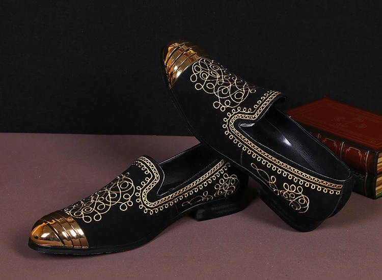 

2018 Black Men Gold Toe Flats Pointed Toe Embroidery Loafers Gold Cross Lines Decorations Slip On Mules Night Club Shoes Men