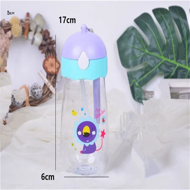 حار 380 ml الإبداعية الكرتون المياه زجاجة الأطفال القش البلاستيك مكافحة الإفلات الرياضات المائية زجاجة 2019 السنة الجديدة هدية الرياضة Shaker.9z