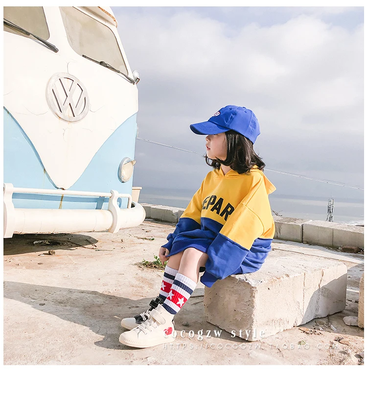 Свитер с капюшоном контрастного цвета для девочек; коллекция года; сезон весна; новая Корейская версия; рубашка с буквенным принтом для крупных детей