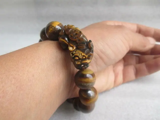 

Size: 1.4 cm */Chinese manual sculpture tiger's eye can scale.Kirin bracelet