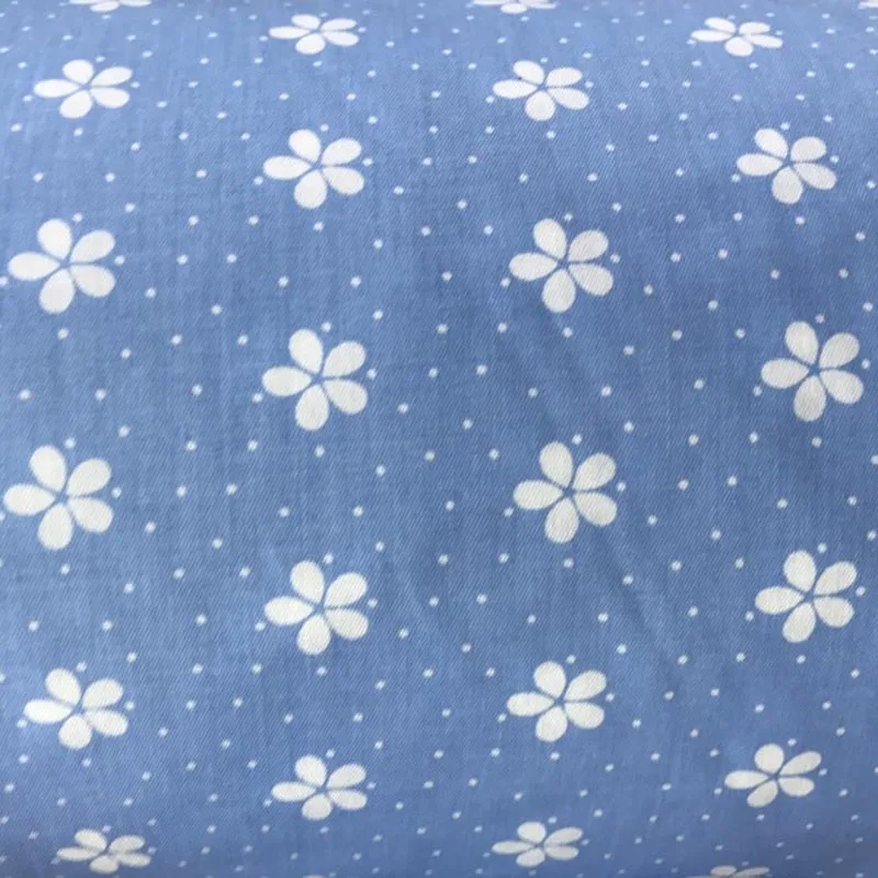 Хлопок ткань саржевого мультфильм динозавра синий маленькие цветы ткань для DIY кроватка постельные принадлежности подушки одежда стеганой отделкой ручной работы Декор
