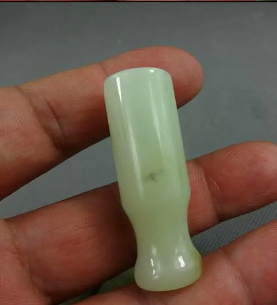 

Free delivery of natural gifts sent to the elderly old jade jade flowers floating cigarette holder pendant