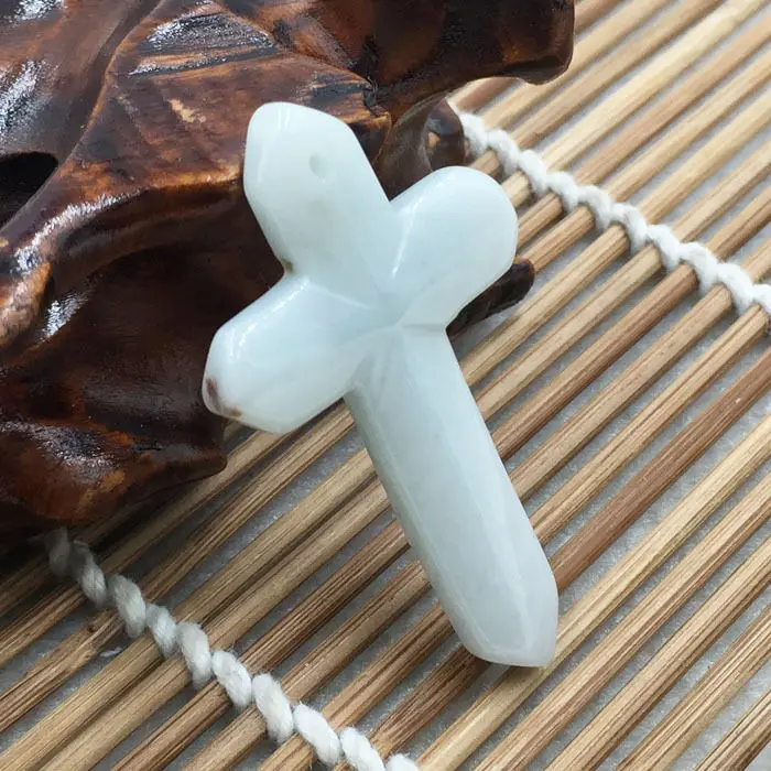 

Hand-Carved Emerald Green Jade Gems Pendant & Necklace Lucky Charm 310105