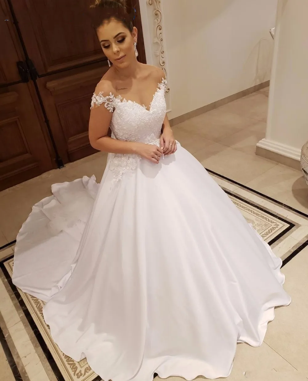

New Arrival Custom Cap Sleeves Ball Gown Wedding Dress 2019 with Pearls Appliques Court Train Satin Wedding Gowns robe de mariee