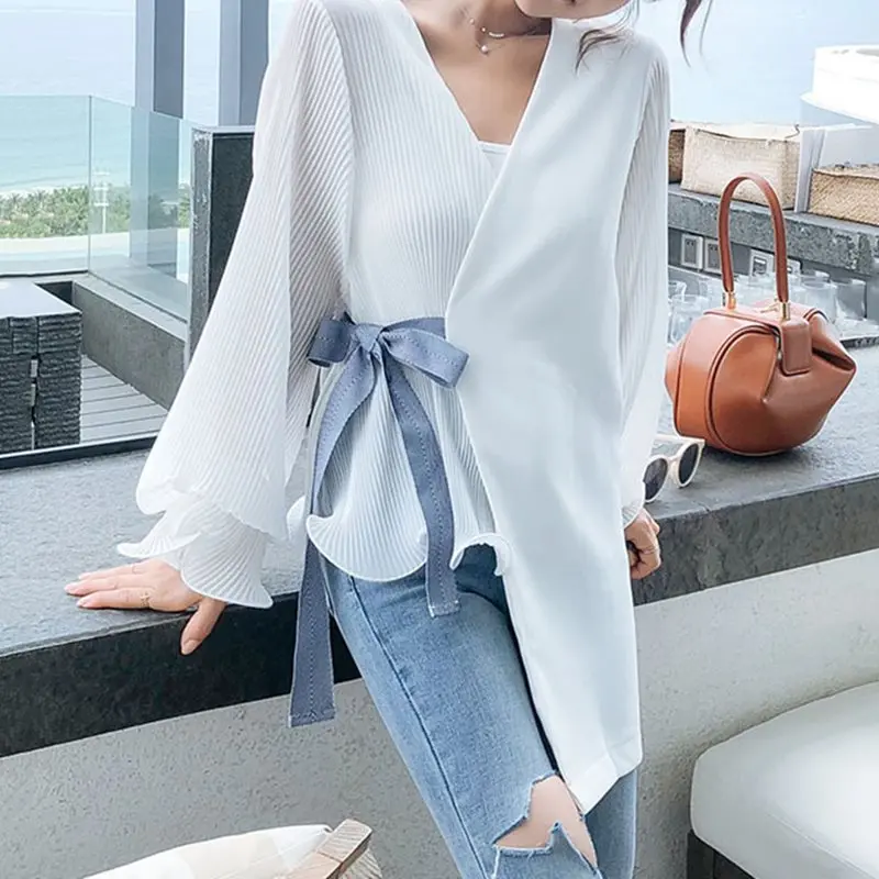 جديد الكورية أزياء مكتب بلوزة المرأة الأبيض قميص مثير V الرقبة طويلة الأكمام أعلى الدانتيل يصل غير المتماثلة مطوي أنيقة السيدات البلوزات