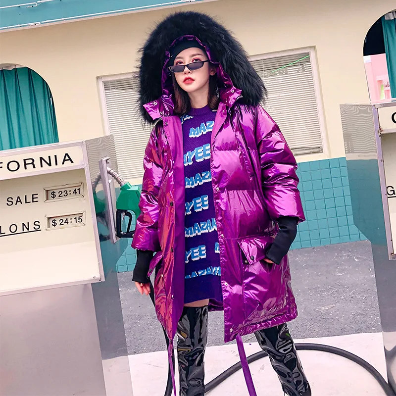 Новинка зимы 2018 яркая с капюшоном и воротником из натурального меха фиолетовая