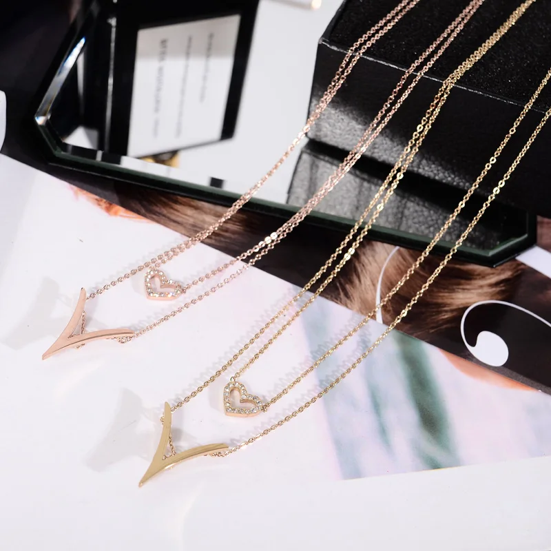 

YUN RUO 2018 Rose Gold Color Chic Ins Style Zircon V Letter Heart Pendant Necklace Fashion Titanium Steel Woman Jewelry Not Fade