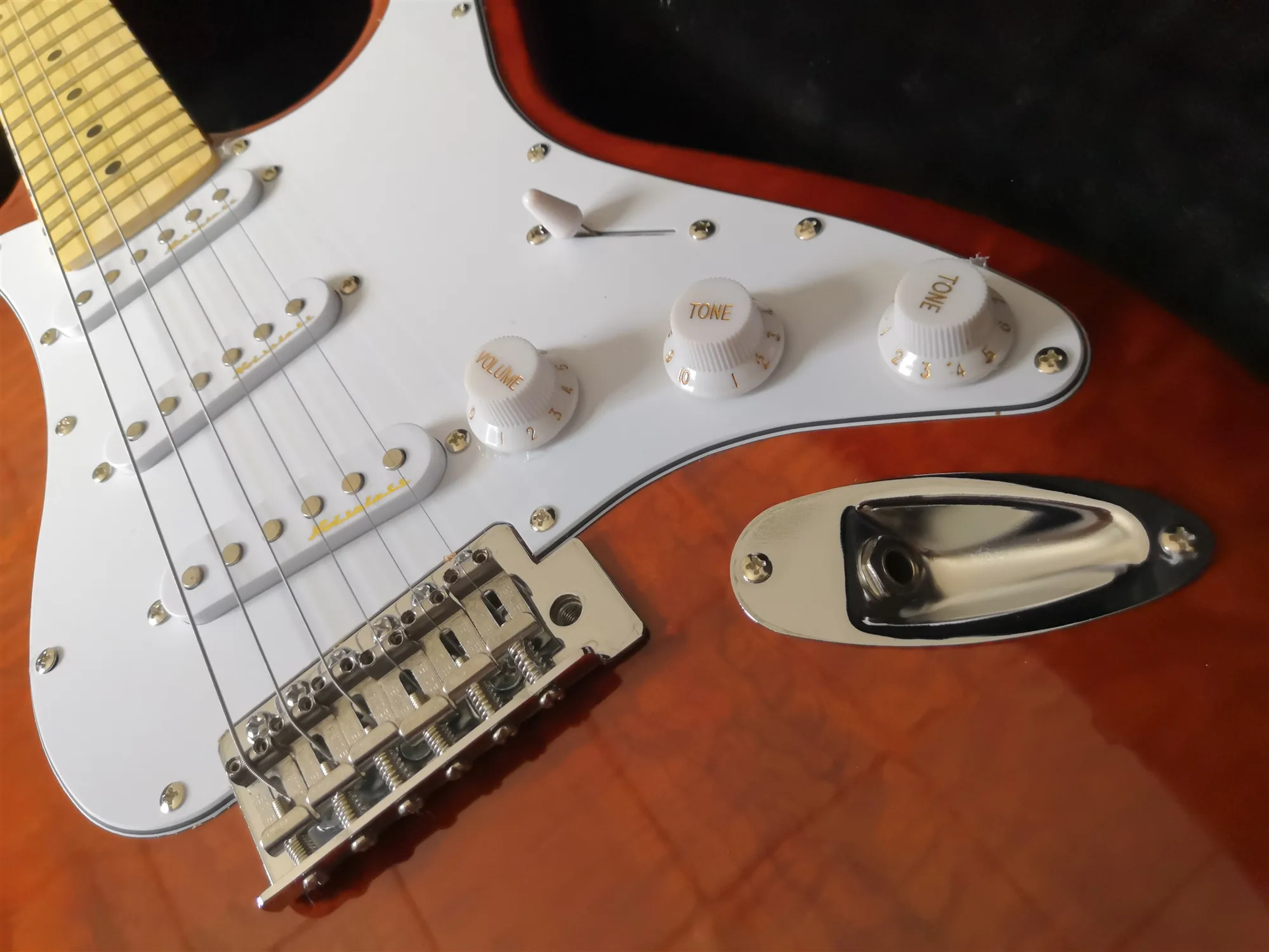 

Factory custom Chocolate str Electric guitar,Maple fingerboard,White pickguard,SSS Pickups,customized!S-43