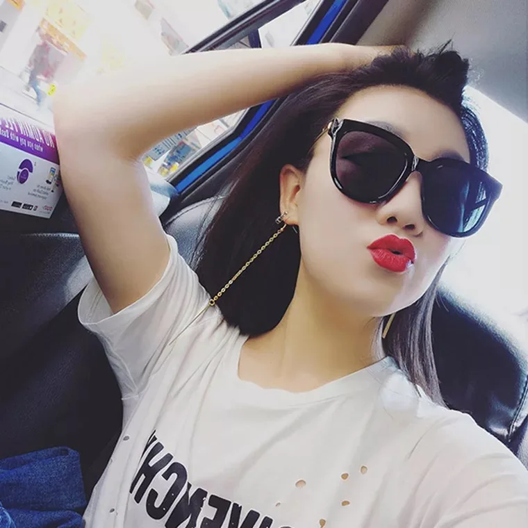 

The new v-frame sunglasses of 2018 Korean fashion star style sunglasses dazzle with colorful reflective sunglasses