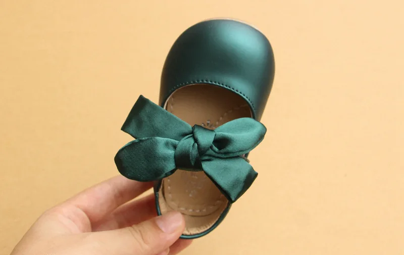 Carrinho de Bebê Recém-nascido da Menina da Criança Sapatos de Bebê Estilo Chinês Arco-nó Sapatos Berço Macio Sole Prewalker Anti-deslizamento 15 Primeiros caminhantes