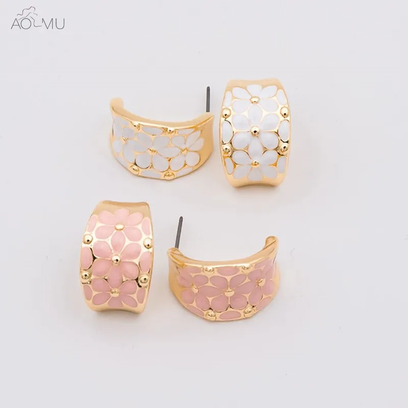 

AOMU Trend Sweet Golden Metal Enamel Pink White Flowers Geometric C-shaped Stud Earrings for Women Girl Party Jewelry Gift