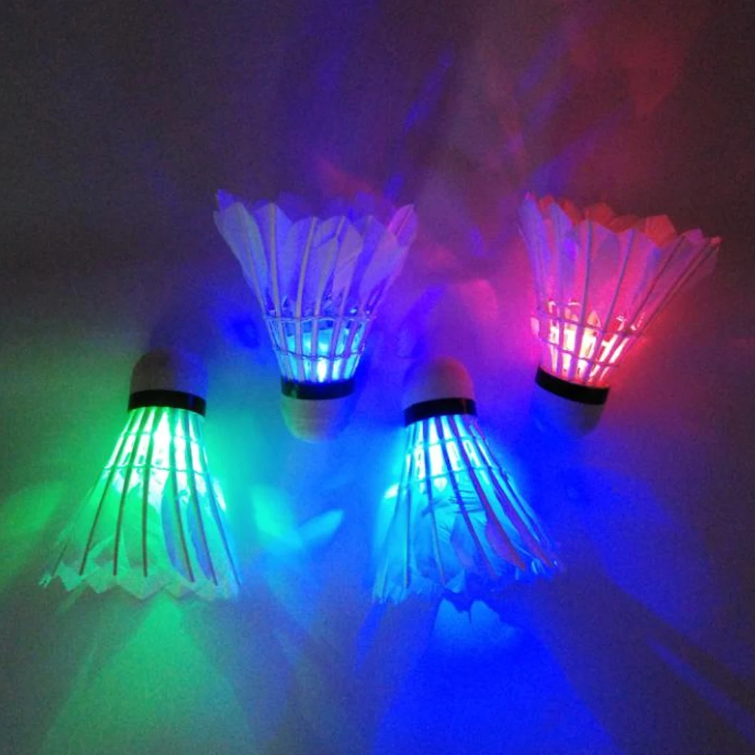 Nueva 4 unids colorido LED badminton shuttlecock bola pluma resplandor en accesorios al aire libre del deporte de la hospitalidad Nueva 4 unids colorido LED badminton shuttlecock bola pluma resplandor en accesorios al aire libre del deporte de la hospitalidad