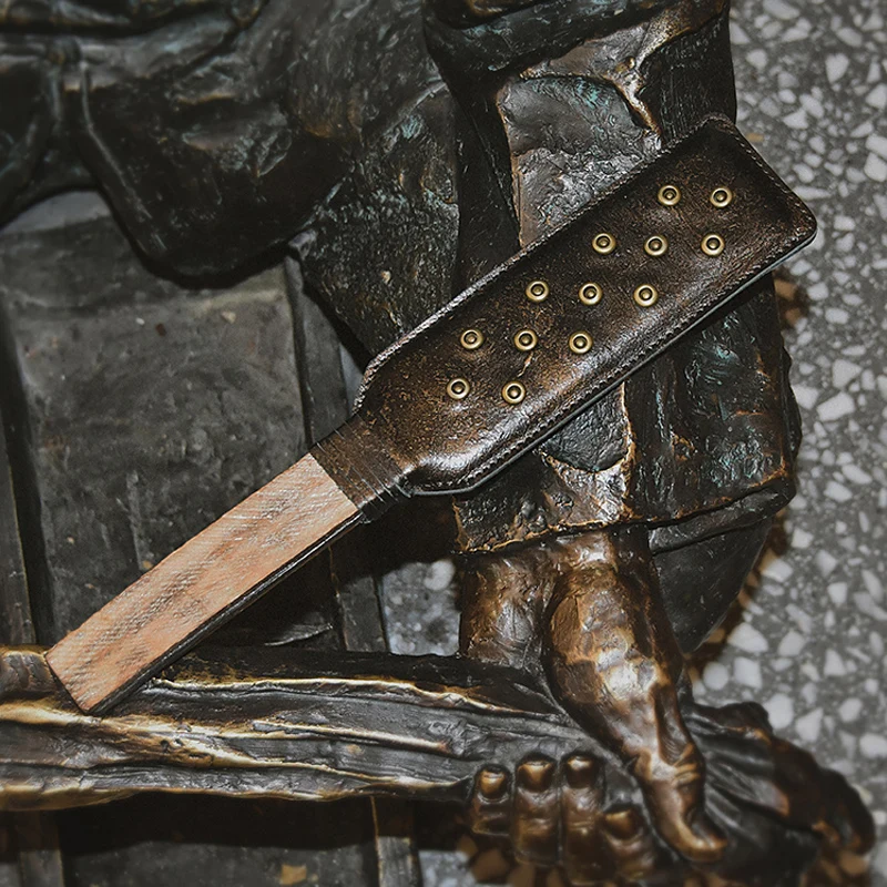 Online Cuero de vaca látigo de cuero auténtico Bdsm nalging Paddle Bondage Flogger mango de madera forro de hierro juguetes sexuales para parejas juego de adultos