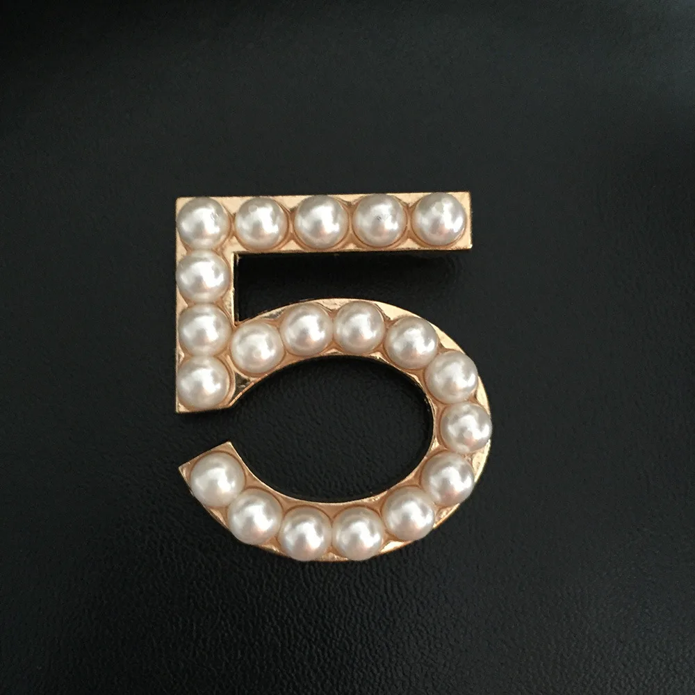 

CC broches pearl jewelry women pin up brooch dresses vintage pearl brooches 5 letter handmade girls outerwear accessories damen
