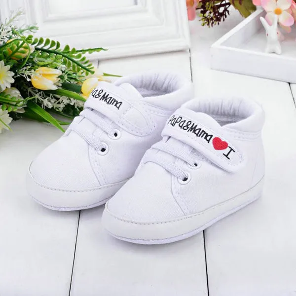 Детская обувь с надписью «I Love PaPa& MaMa»; мягкая подошва с принтом в виде сердца; удобная мягкая обувь для новорожденных 0-18 месяцев