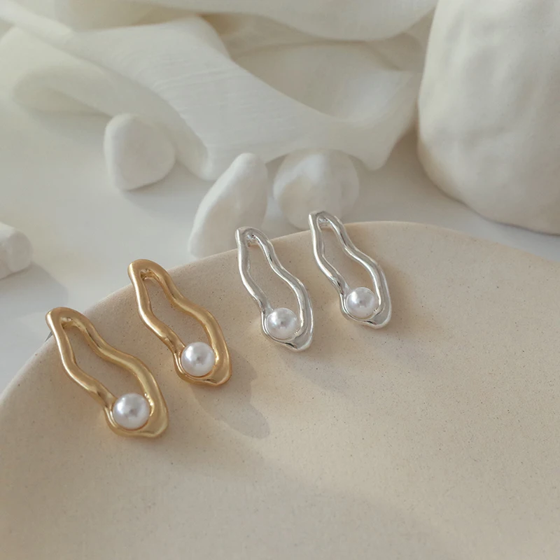 HUANZHI New Design Matte Metal Gold Irregular Twisted Wave Geometric Oval Pearl Stud Earrings for Women Girl Gift | Украшения и