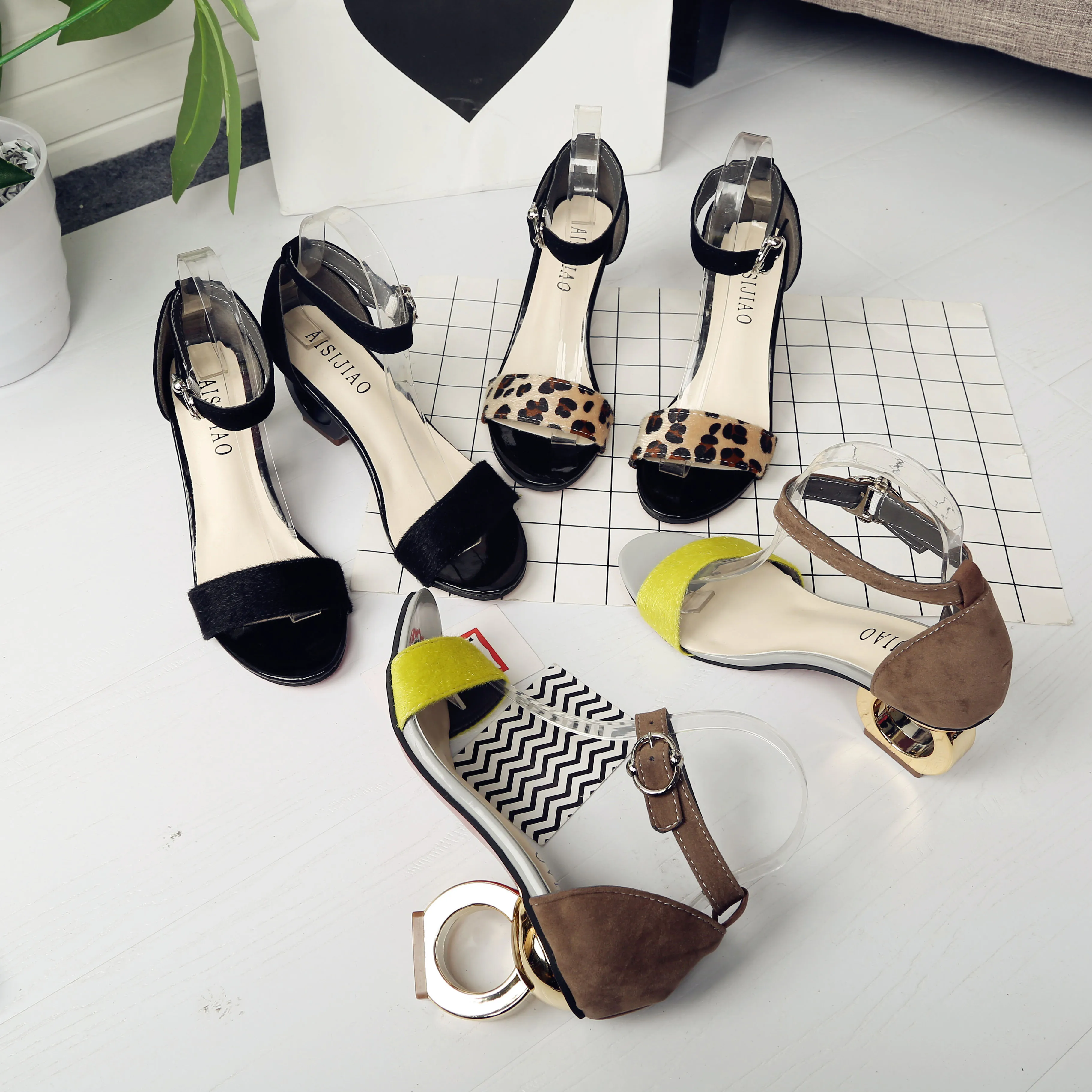 2019 الكاحل حزام الكعوب المرأة الصنادل الصيف أحذية النساء المفتوحة غريبة نمط عالية الكعب حزب اللباس الصنادل