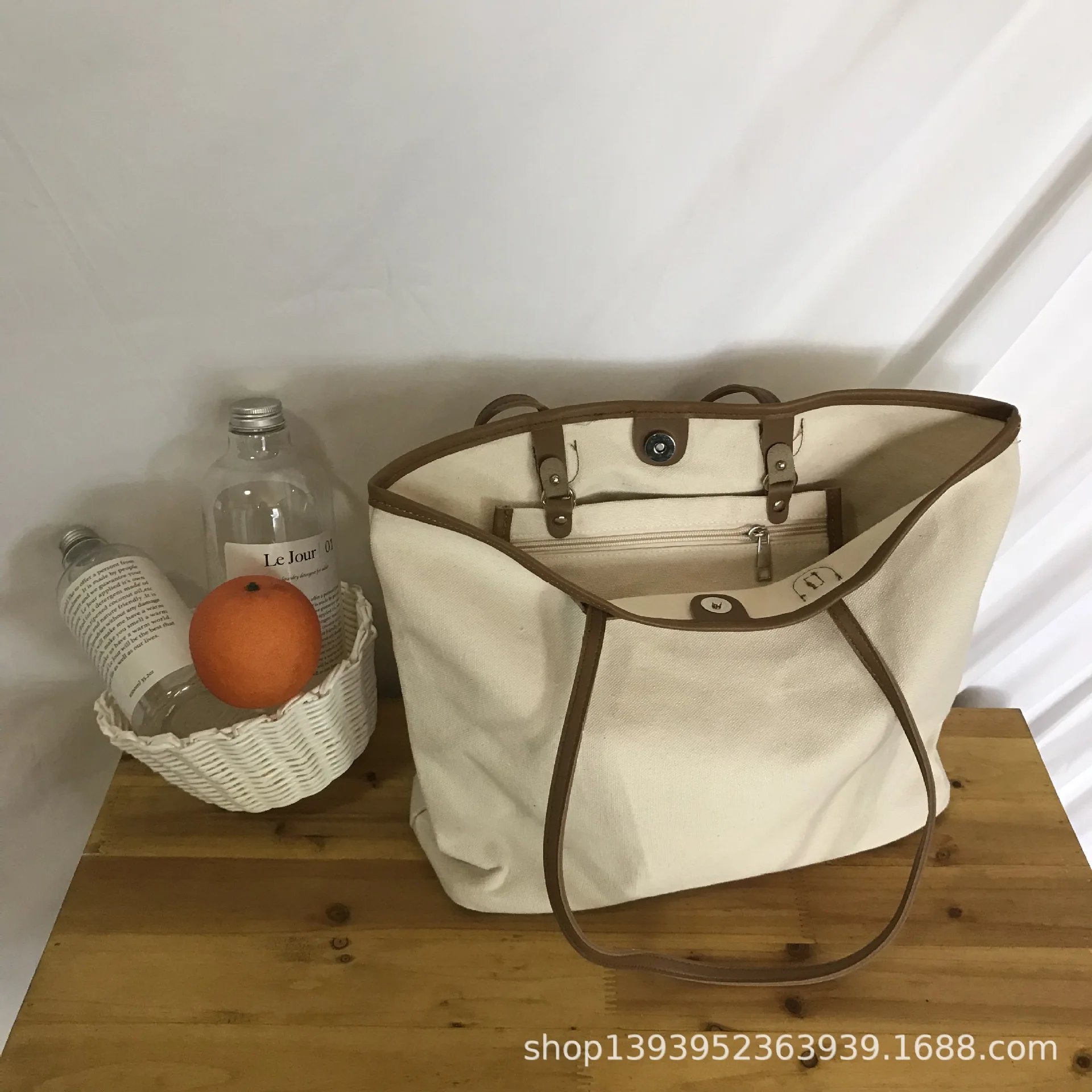 

Simple large-capacity single-shoulder hand-held canvas bag