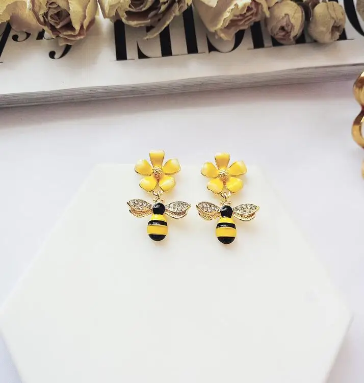 AOMU, новинка, Корея, желтый цветок с крыльями пчелы, ассиметричные кристаллы, штифт с насекомым, серьги для женщин, подарок для девушек - Окраска металла: A  3 cm