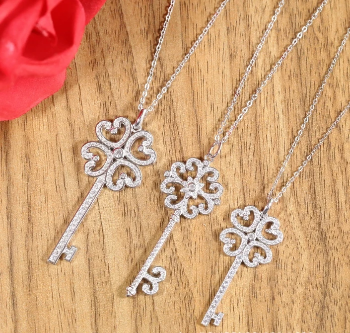 

Hot 100% Original 925 Sterling Silver Romantic Fashion Women Necklace Jewelry Silver Color Clover Flower Key Pendant Necklace