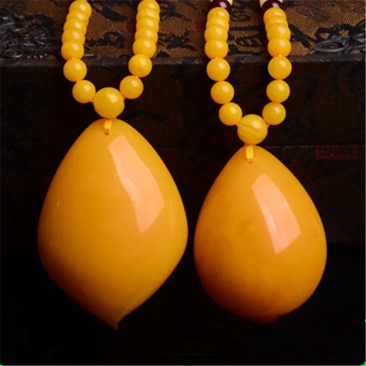 

Lixin jade natural chicken oil yellow amber beeswax drops with the old men and women the pendant amber sweater chain