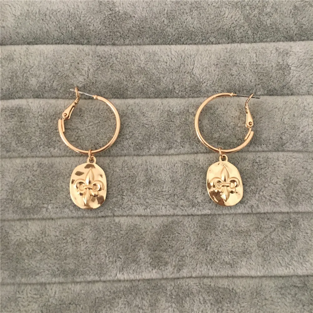 

TRENDY CASUAL GOLD SILVER COLOR FLOWER ENGRAVED HAMMERED DISC CLUTCH SMALL HOOP EARRING FOR WOMEN