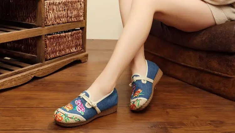 Женские винтажные туфли на плоской подошве с цветочной вышивкой; сезон весна-лето; обувь на каблуке из термопластичной резины; хлопковая и пеньковая обувь с традиционными китайскими пуговицами