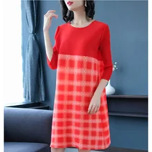 Свободная длинная футболка в клетку с круглым вырезом и складками три четверти