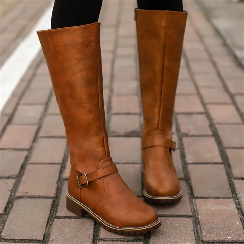 Длинная трубка Для женщин сапоги осень-зима модные плоский из искусственной кожи обувь с ремнем и пряжкой, на молнии, свободная посадка, Botas Mujer, большие размеры 35–43